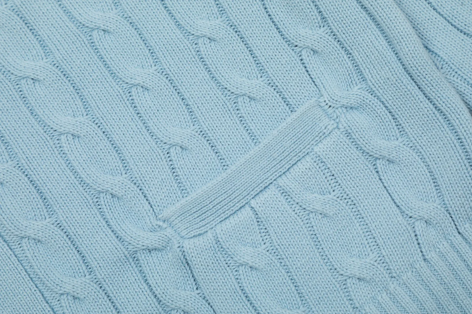 🅿️270 "Top quality" Style number: DS013# [Ralph Lauren V-neck solid color pony embroidered logo twist knitted cardigan] ✅Ralph Lauren classic basic versatile all-season couple knitted cardigan jacket ✅Main supplier platform live broadcast Wholesale entity Replacement if out of stock No removal from shelves ✅ZP quality 1:1 version Scan the code to enter the GF website Counter quality ✅Detailed quality The only one in Guangzhou Imported quality cotton yarn Focusing on high-end, cost-effective, good quality, needless to say. ✅The version is restored to the original. The maximum size can be worn up to 200 pounds. Loose, comfortable and stress-free. ✅The upper body is simple and easy to match. A must-have for ootd. Good-looking clothes are never picky. A must-have for couples with the same style. Size: S-XL. Color: black, navy, off-white, gray, light blue, khaki.